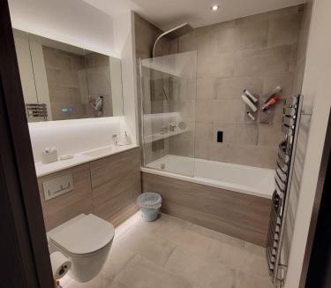 Feltham West Apartment | Host-Free Ensuite Double Bed by Heathrow