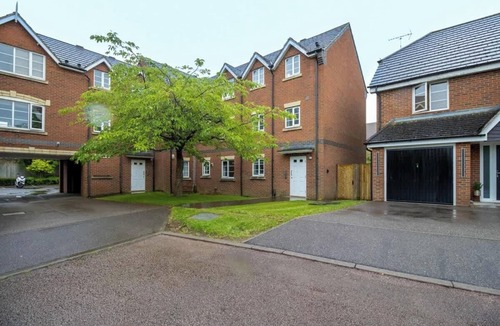 Milton Malsor Apartment | Host & Stay | Clover Field