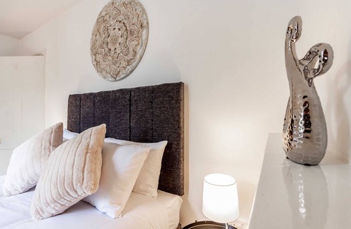 Malvern Condo | Host & Stay | Club Chambers