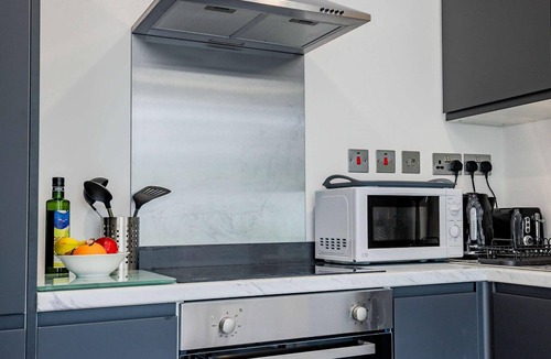 Caterham Apartment | Host & Stay | Croydon Road Dwelling