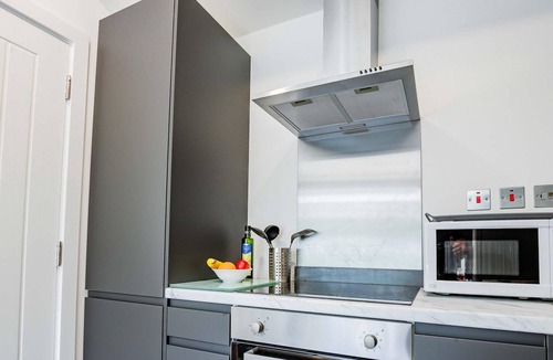 Caterham Apartment | Host & Stay | Croydon Road Dwelling