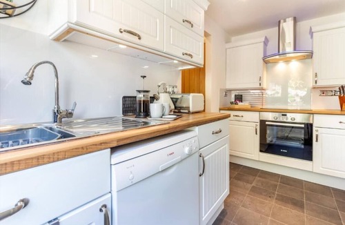 Caterham House | Host & Stay | Farningham Residence