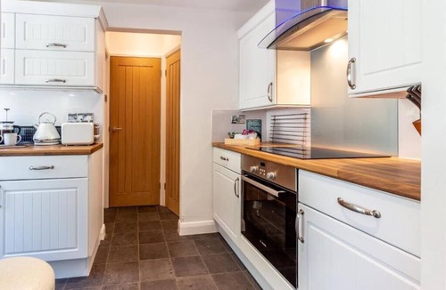 Caterham House | Host & Stay | Farningham Residence