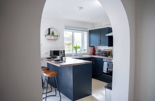 Great Linford House | Host & Stay | Glazier Drive