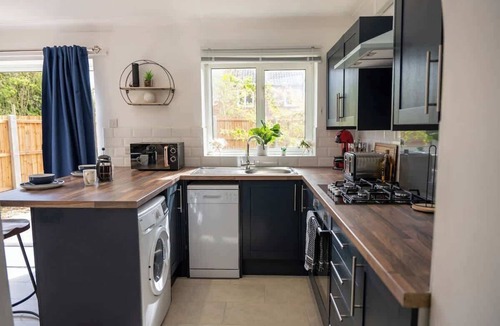 Great Linford House | Host & Stay | Glazier Drive