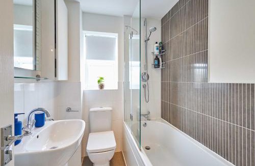 Burton on Trent House | Host & Stay - Happy Home