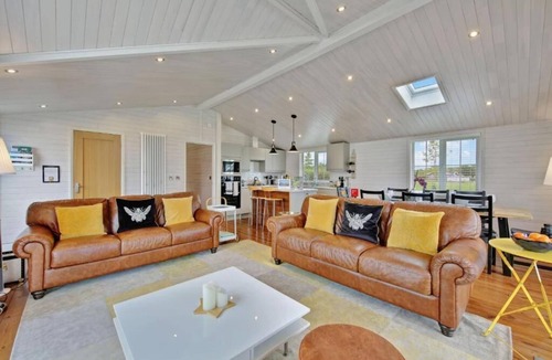 Willington House | Host & Stay | Mahonia Lodge