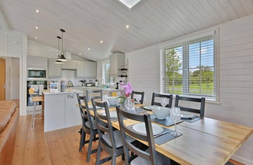 Willington House | Host & Stay | Mahonia Lodge