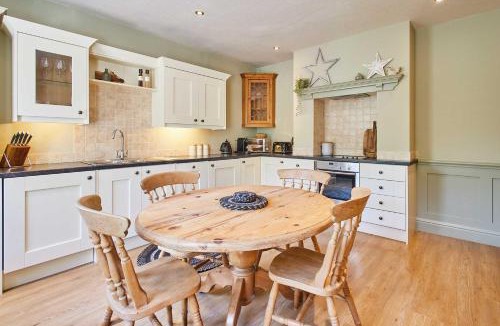 Middleton One Row House | Host & Stay - May Cottage