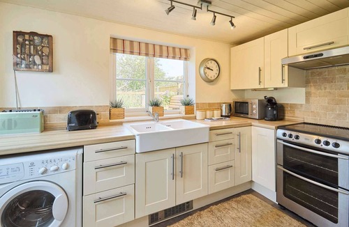 Saxthorpe House | Host & Stay | Pebble Cottage