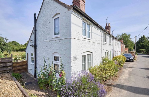 Saxthorpe House | Host & Stay | Pebble Cottage