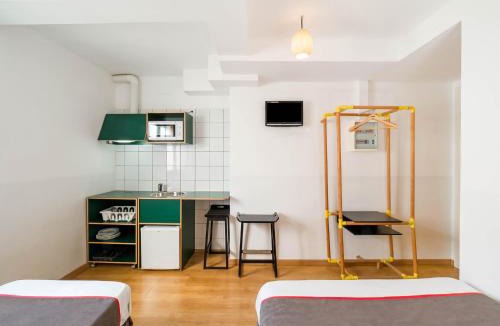 Sant Adria de Besos House | Hostal Athenas