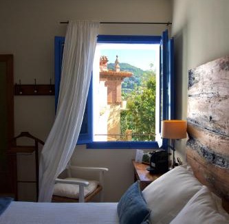 Cabrils Hotel | Hostal de la Plaça - Hotel Boutique