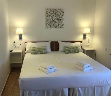 Terrades Hotel | Hostal la Salut de Terrades