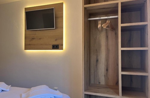 Sant Pau de Seguries Hotel | Hostal Restaurant Can Barala