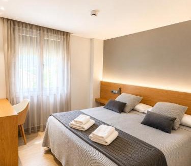 Zudaire House | Hostal Restaurante Ibaisek