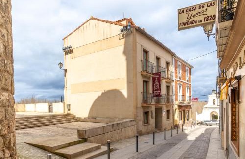 Almazan House | Hostal SIN RECEP24H Puerta de la Villa - Pet friendly & Restaurante