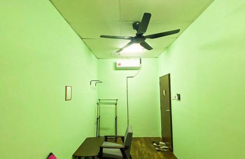 Kota Warisan Hostel | HOSTEL BLACK88 Airport Transit - Self check in