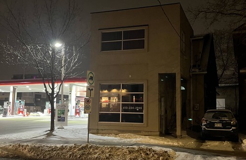 Centretown West Apartment | Hostel Gladstone Ottawa Ontario rooms availability confortable near parliament.
