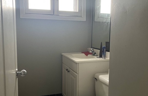 Centretown West Apartment | Hostel Gladstone Ottawa Ontario rooms availability confortable near parliament.