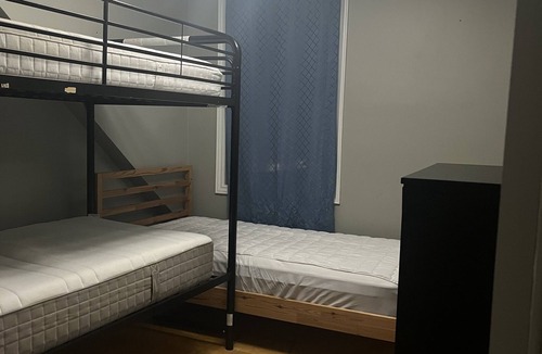 Centretown West Apartment | Hostel Gladstone Ottawa Ontario rooms availability confortable near parliament.