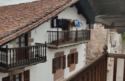 Ituren Apartment | Hostel Mendaurpe. H 6. Double room with bathroom.