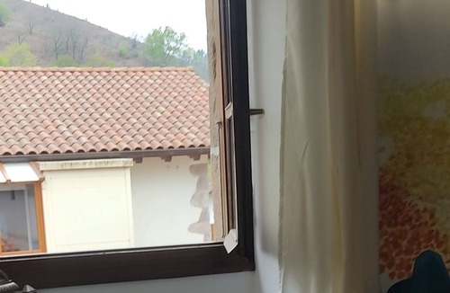 Ituren Apartment | Hostel Mendaurpe. H 6. Double room with bathroom.