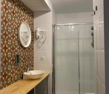 Campoamor Hostel | Hostel Numero Trece - Albergue Juvenil - FREE towels, coffee & tea, remote check-in