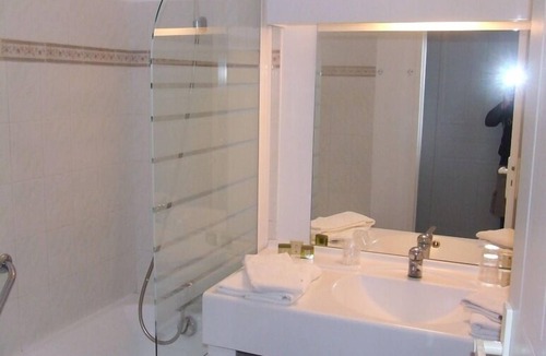 Lurbe-Saint-Christau Hotel | Hostellerie du paon blanc