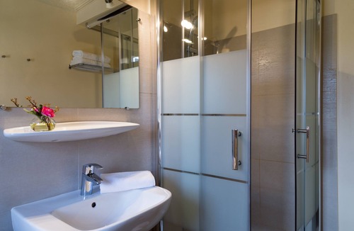 Vaison-la-Romaine Hotel | Hostellerie Le Beffroi