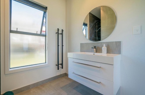 Rings Beach House | Hosts on the Coast Ātaahua.