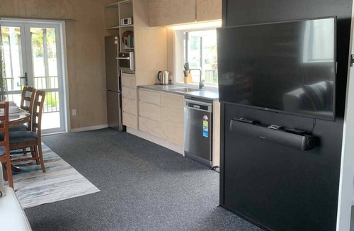 Whitianga House | Hosts on the Coast Pawprints Cabin