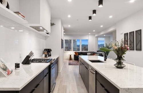Central Northside Villa | ★ HostWise Stays ★ Botanic Haven| Fire Pit & Skyline Rooftop Views