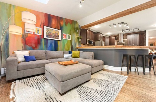 South Side Flats House | ★ HostWise Stays ★ Fire Pit Evenings, Hot Tub, Prime Location & Parking