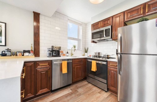 Mount Washington Apartment | ★ HostWise Stays ★ Grandview Ave - Private Balcony with Stunning Skyline Views!