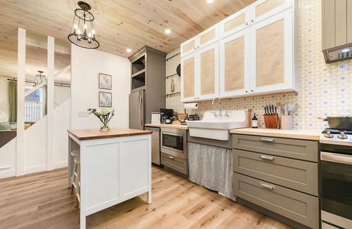 Lawrenceville House | ★ HostWise Stays ★ Serene Soaker Tub| Butler St. Dining| Free Parking