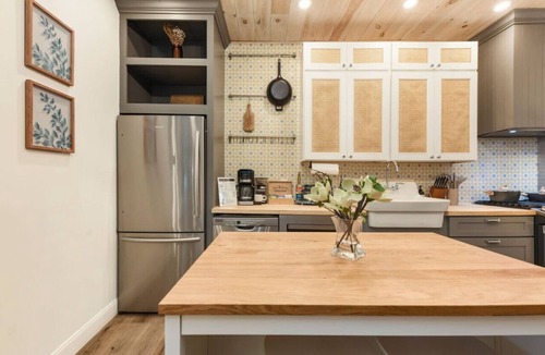 Lawrenceville House | ★ HostWise Stays ★ Serene Soaker Tub| Butler St. Dining| Free Parking