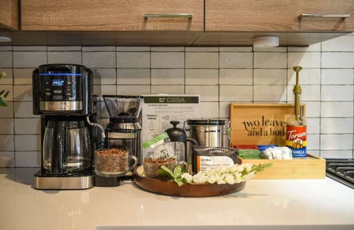 Shadyside Apartment | HostWise Stays - Theater Deck | Podcast Studio | Kid Friendly!