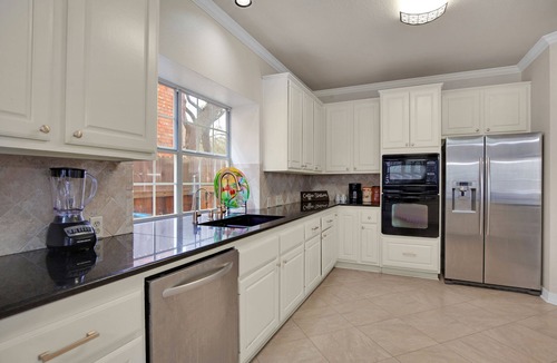 Austin House | Hot Outdoor Spa, Beautiful 5-bedroom home, Private Green belt backyard