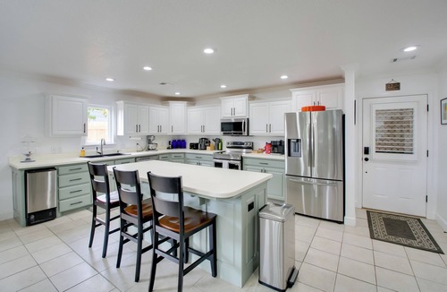 Hot Springs Apartment | Hot Springs Retreat w/Fireplace on Lake!