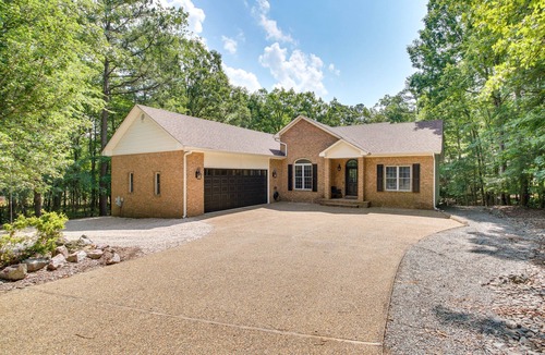Hot Springs Village House | Hot Springs Village Golf Getaway w/Deck!