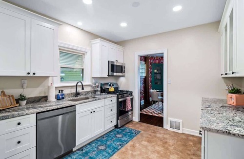 South Hills House | Hot Tub - 2 King Beds - Retro Fun - Sleeps 9