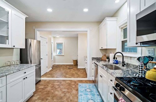 South Hills House | Hot Tub - 2 King Beds - Retro Fun - Sleeps 9