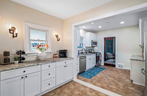 South Hills House | Hot Tub - 2 King Beds - Retro Fun - Sleeps 9