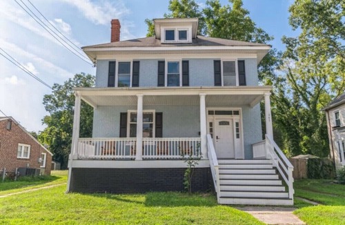 Downtown House | Hot Tub | 9 beds | Fenced Yard
