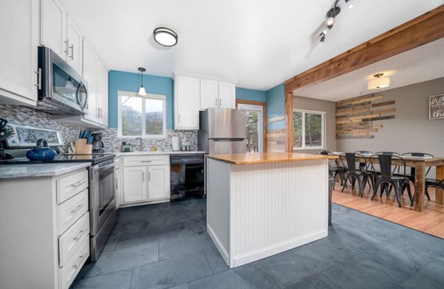 Carriage Hills Apartment | Hot tub! Amazing views, K bed, BBQ, near town & Park