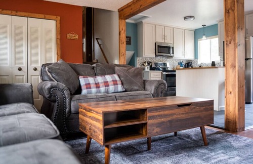 Carriage Hills Apartment | Hot tub! Amazing views, K bed, BBQ, near town & Park