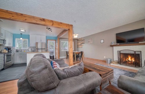 Carriage Hills Apartment | Hot tub! Amazing views, K bed, BBQ, near town & Park