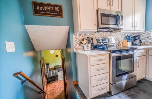 Carriage Hills Apartment | Hot tub! Amazing views, K bed, BBQ, near town & Park