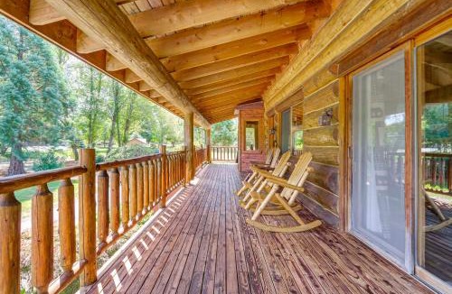 Arlington Heights House | Hot Tub and Deck Dog-Friendly Arlington Cabin